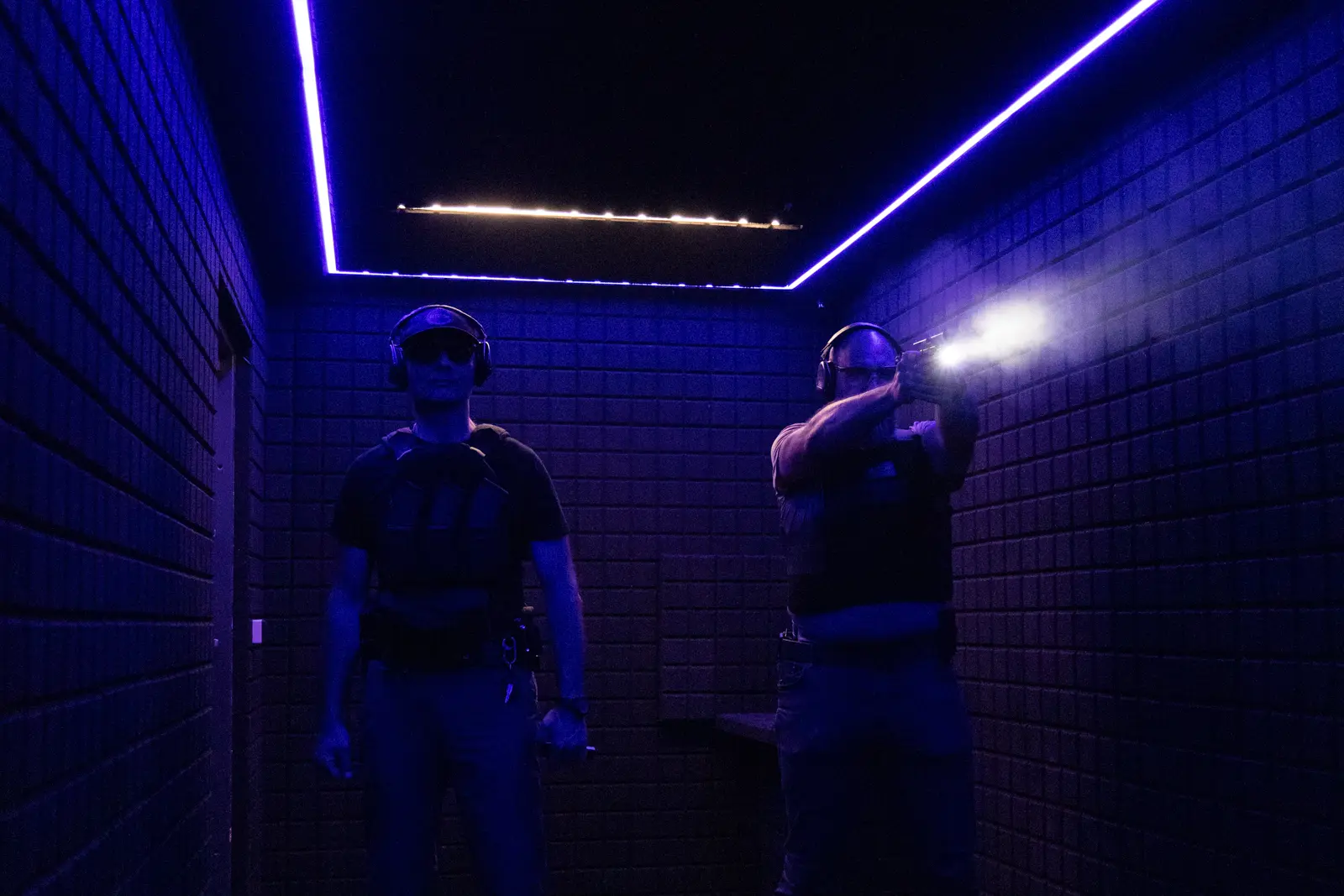 zdjęcie ukazujące korzystanie ze strzelnicy kontenerowej Defenducube