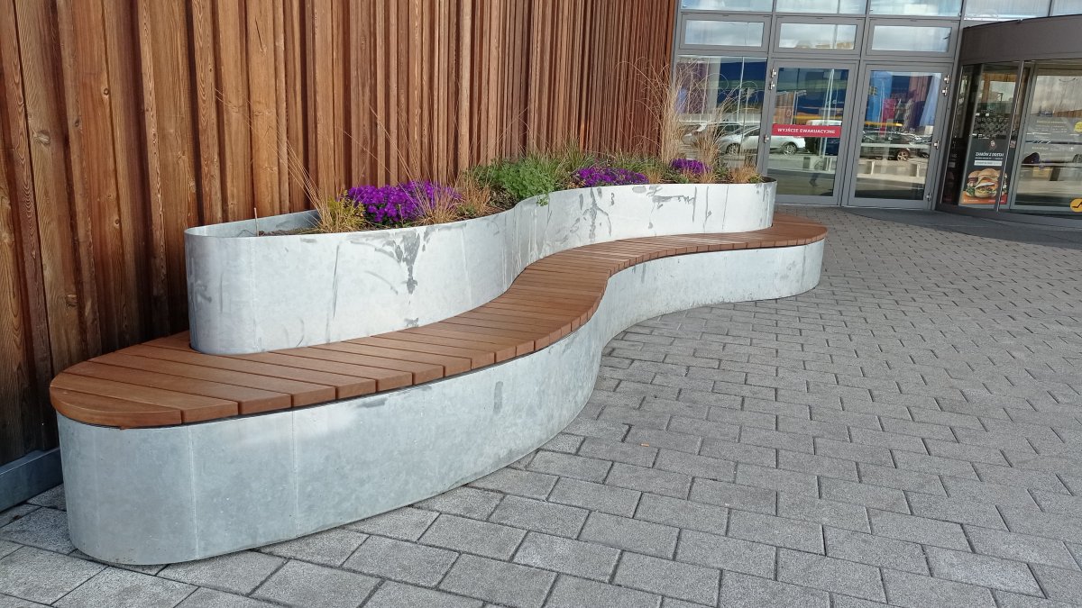 Nietuzinkowa donica z siedziskiem