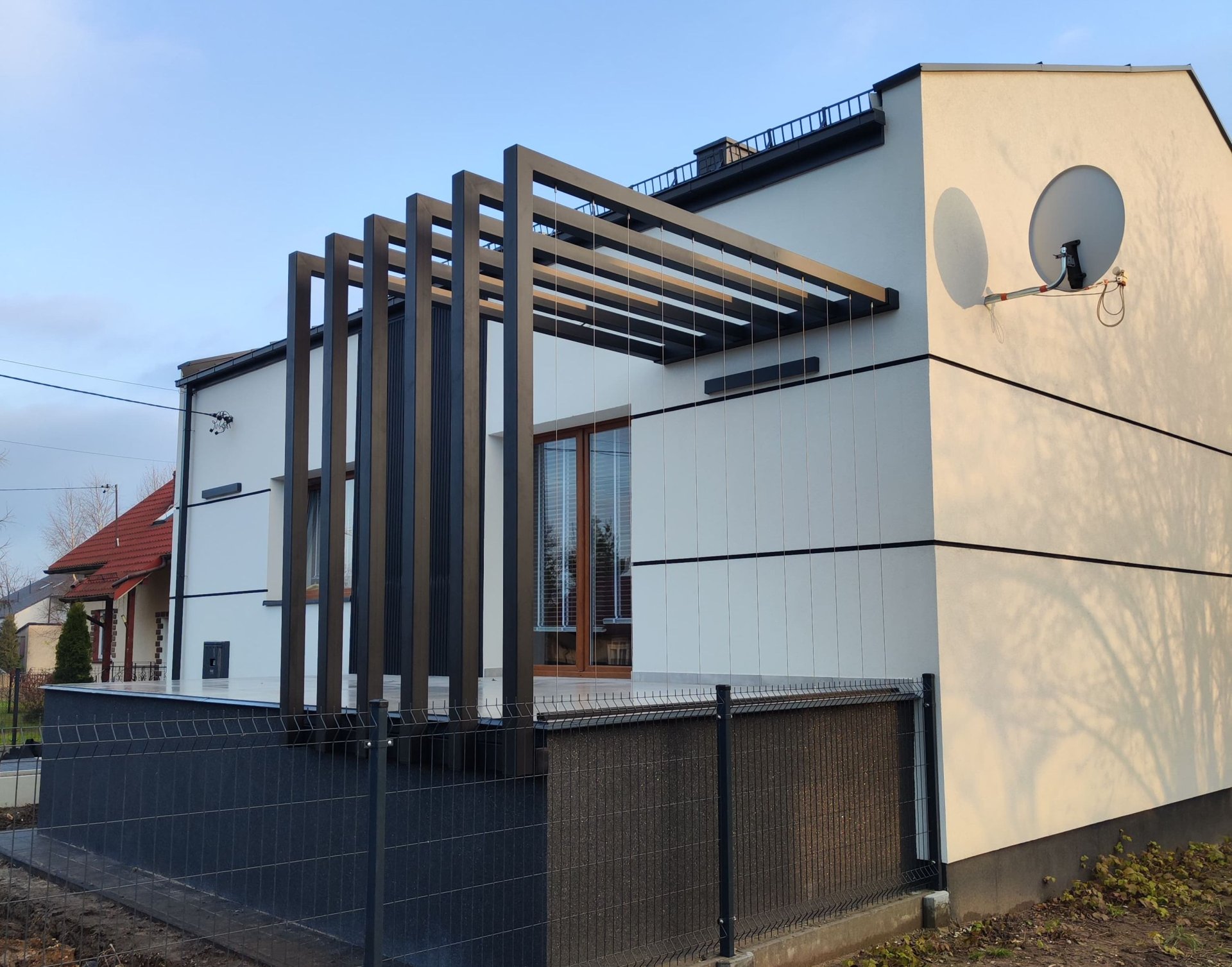 Konstrukcja dekoracyjna na podwyższonym tarasie